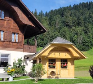 Seit knapp einem Jahr steht neben der Käserei das schmucke Holzsstöckli