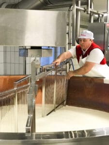 Fritz Baumgartner bei der Käseproduktion